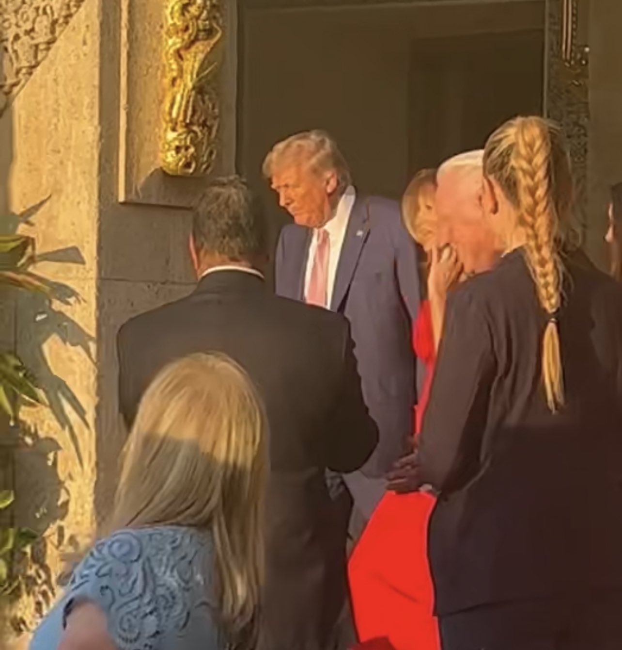 Donald Trump Fue Visto De Fiesta Con Melania Poco Después De Acusación - Divulgación Total